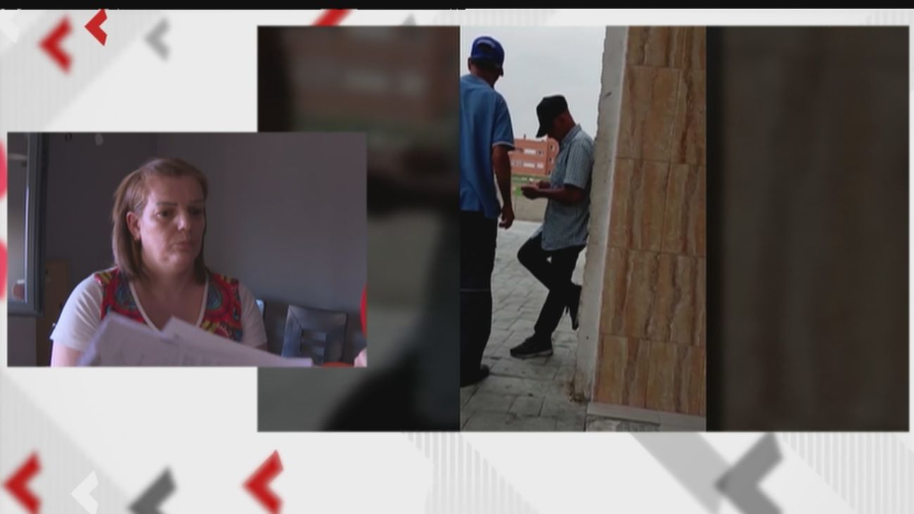 Patricia, acosada por unos okupas en Parla, muestra desesperada las imágenes de una agresión