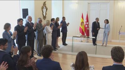 Ayuso elogia a Ossorio en su toma de posesión como vicepresidente: Un "hombre bueno, culto y familiar"