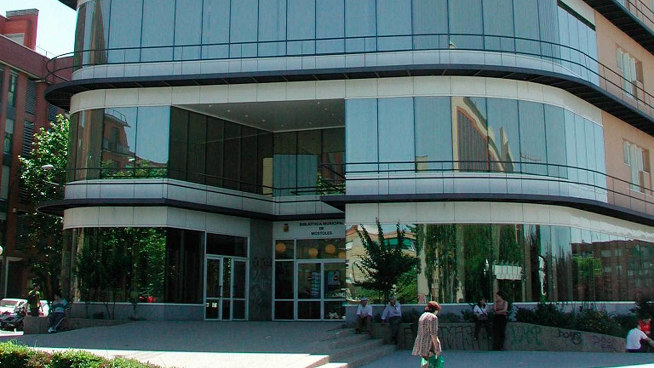 Vecinos de Móstoles protestan por el cierre de bibliotecas durante el verano