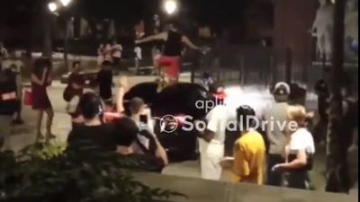 Un VTC se queda atascado en la plaza Pedro Zerolo y logra salir con un joven encima del coche