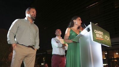 Olona garantiza que se quedará en Andalucía y Abascal pide a Moreno que "no desaproveche" la mayoría absoluta