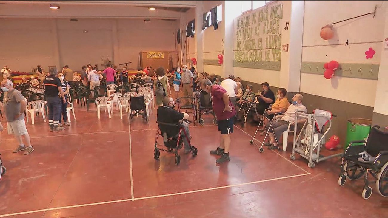 Los bomberos contienen el fuego que amenazaba la residencia de mayores de Burbáguena (Teruel)