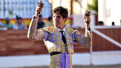 Ángel Sánchez corta tres orejas en Villarejo y apunta a la final de la Copa Chenel