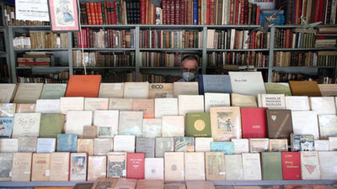 Los libreros de Moyano reciben una factura de 5.000 euros del Canal por una avería en una caseta vacía