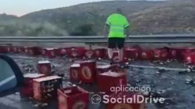Un camión pierde la carga de cervezas en la A-3