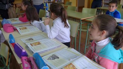 El Gobierno controlará que las comunidades dediquen las becas para libros de texto a los de la ley Celaá