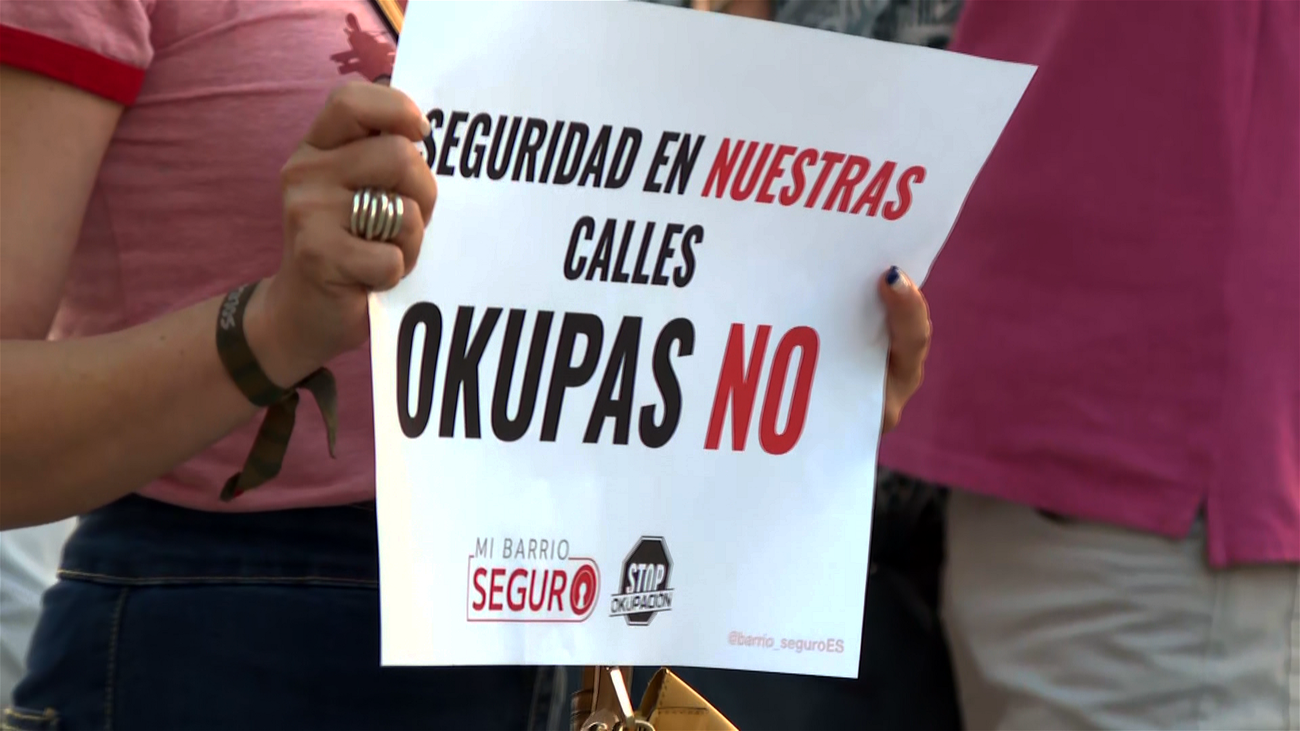 Afectados por la okupación se concentran para pedir soluciones en el Paseo de la Chopera