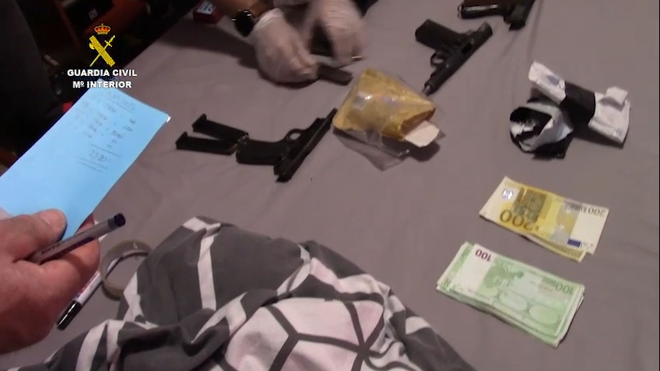 La Guardia Civil  desarticula una organización dedicada al tráfico de armas y munición y detiene a 12 personas