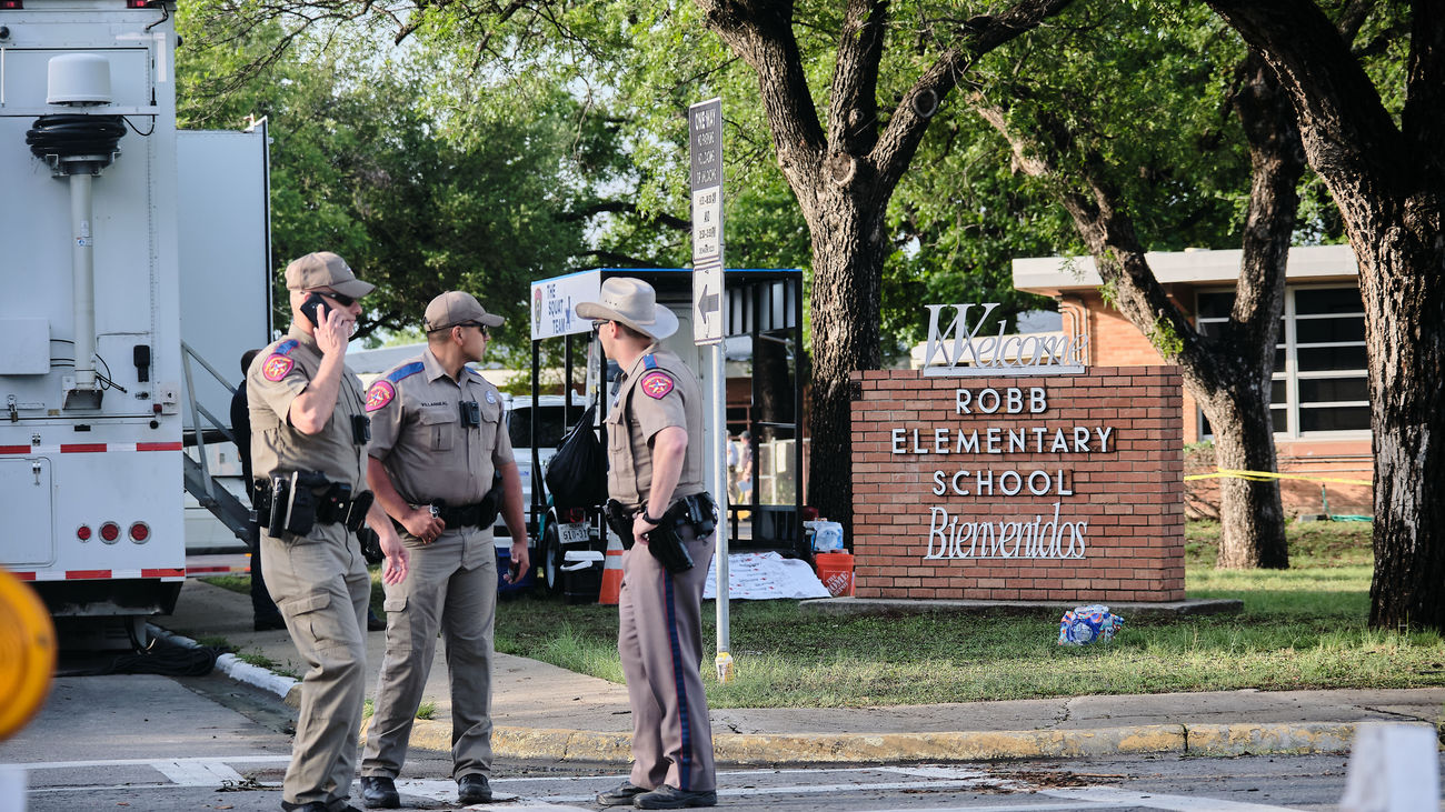 Las autoridades locales aseguran la escuela primaria Robb en Uvalde después del tiroteo