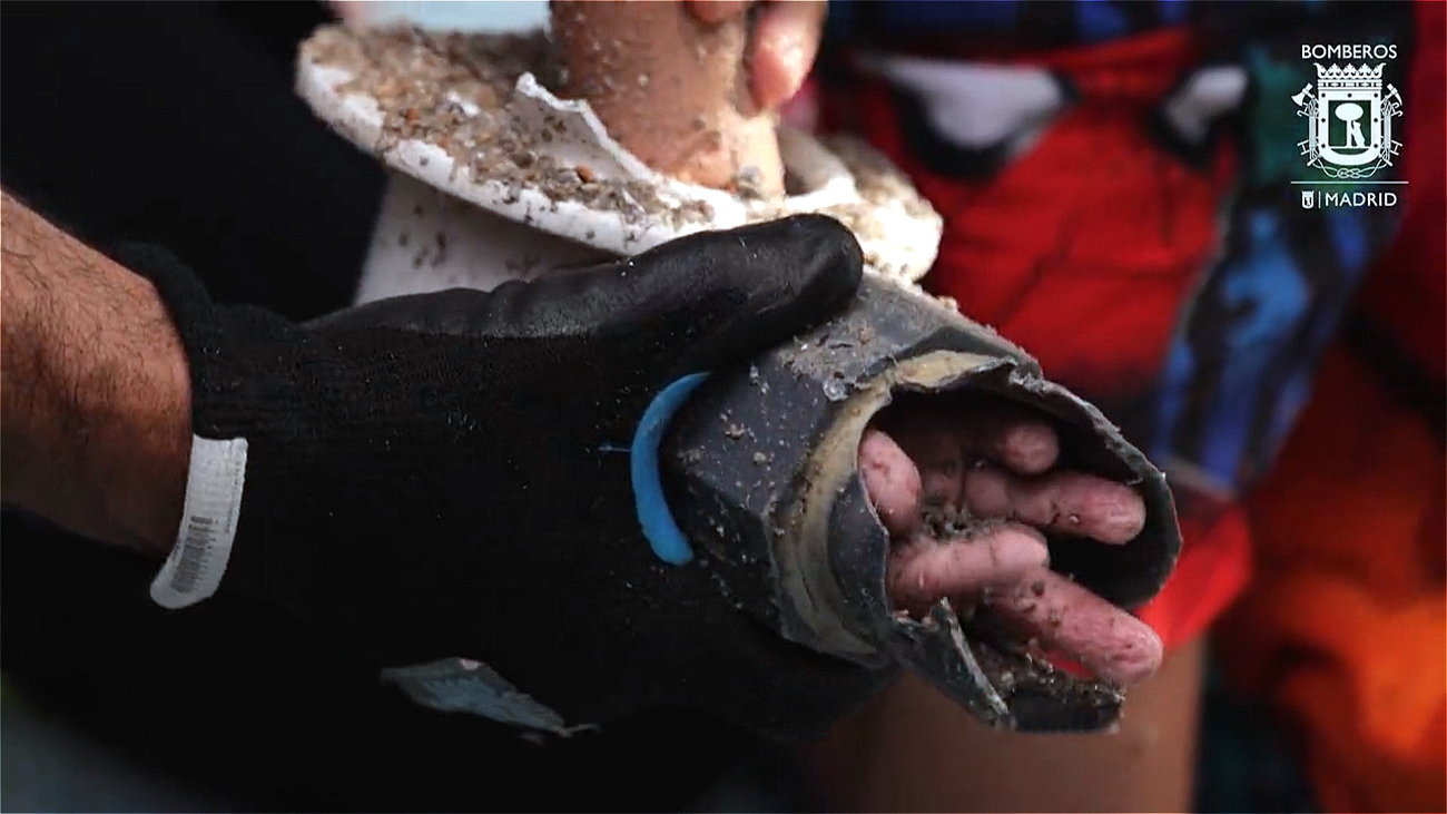 Los bomberos rescatan a un niño con el brazo atrapado en el sumidero del fondo de una piscina infantil