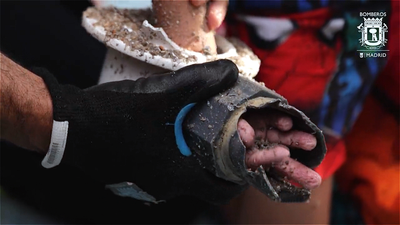 Los bomberos rescatan a un niño con el brazo atrapado en el sumidero del fondo de una piscina infantil
