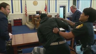 El impactante momento en que un padre se abalanza sobre el asesino de su hijo en pleno juicio