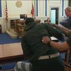 El impactante momento en que un padre se abalanza sobre el asesino de su hijo en pleno juicio