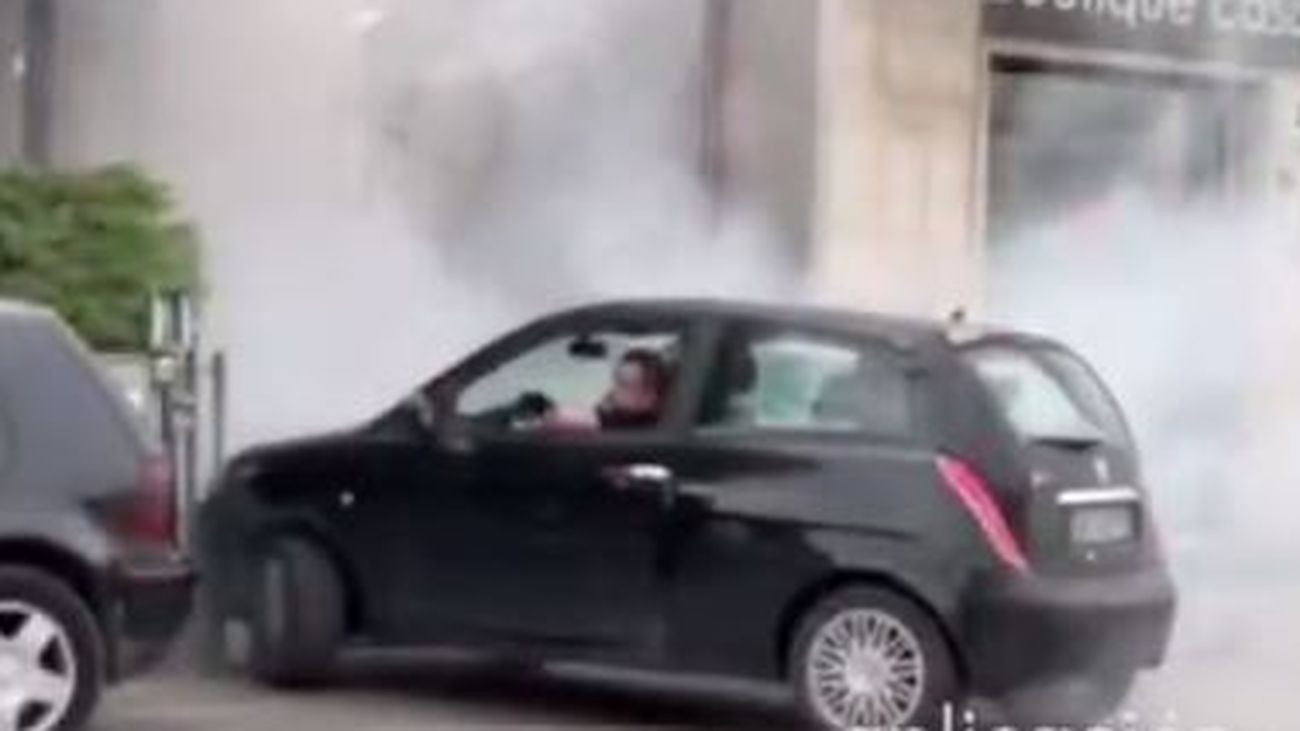 Un coche embistiendo