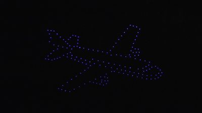 200 drones sobrevuelan Cuatro Vientos por San Juan