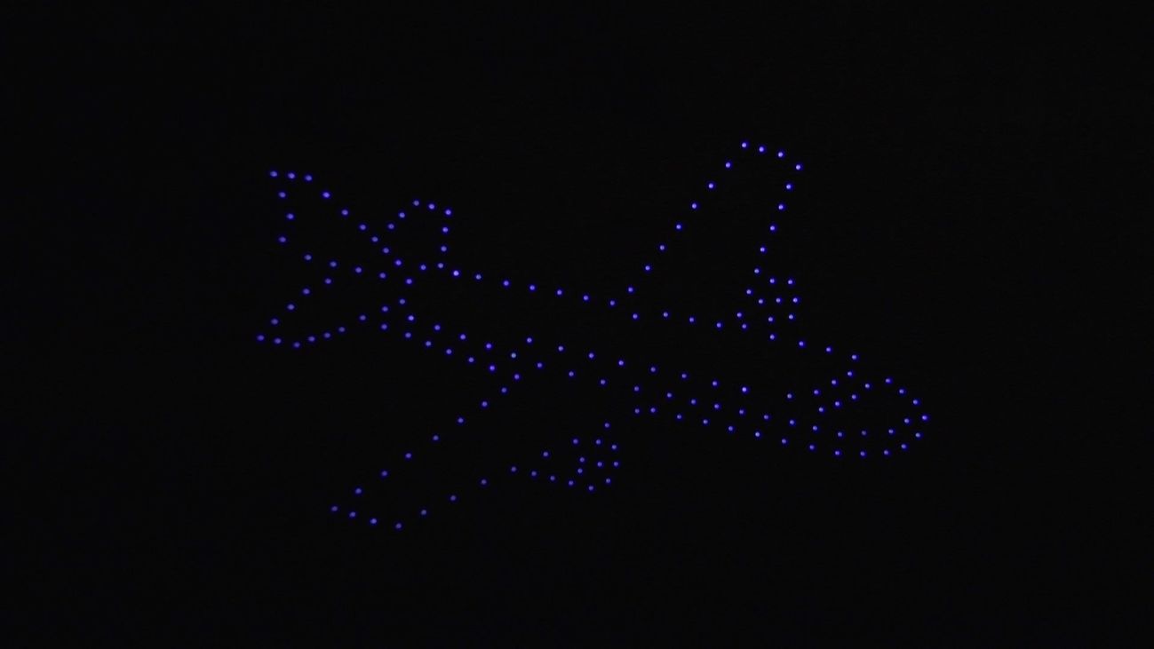 200 drones sobrevuelan Cuatro Vientos por San Juan