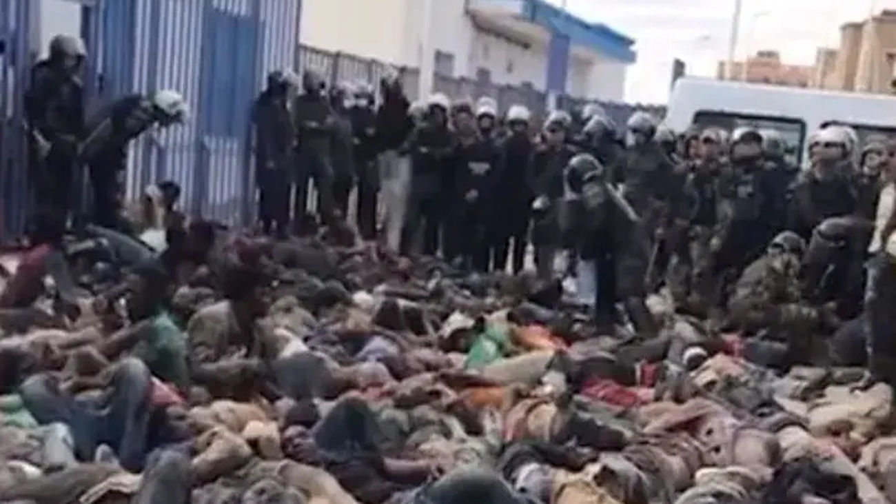 Las imágenes que muestran la violencia con que la policía marroquí repelió el asalto organizado a la valla de Melilla