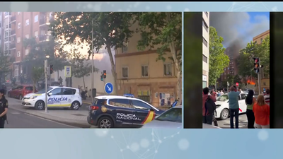 Los bomberos  extinguen  un aparatoso incendio en la calle Pamplona, en Tetuán