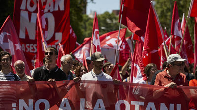 La plataforma 'OTAN No' marcha para pedir la disolución de la Alianza Atlántica
