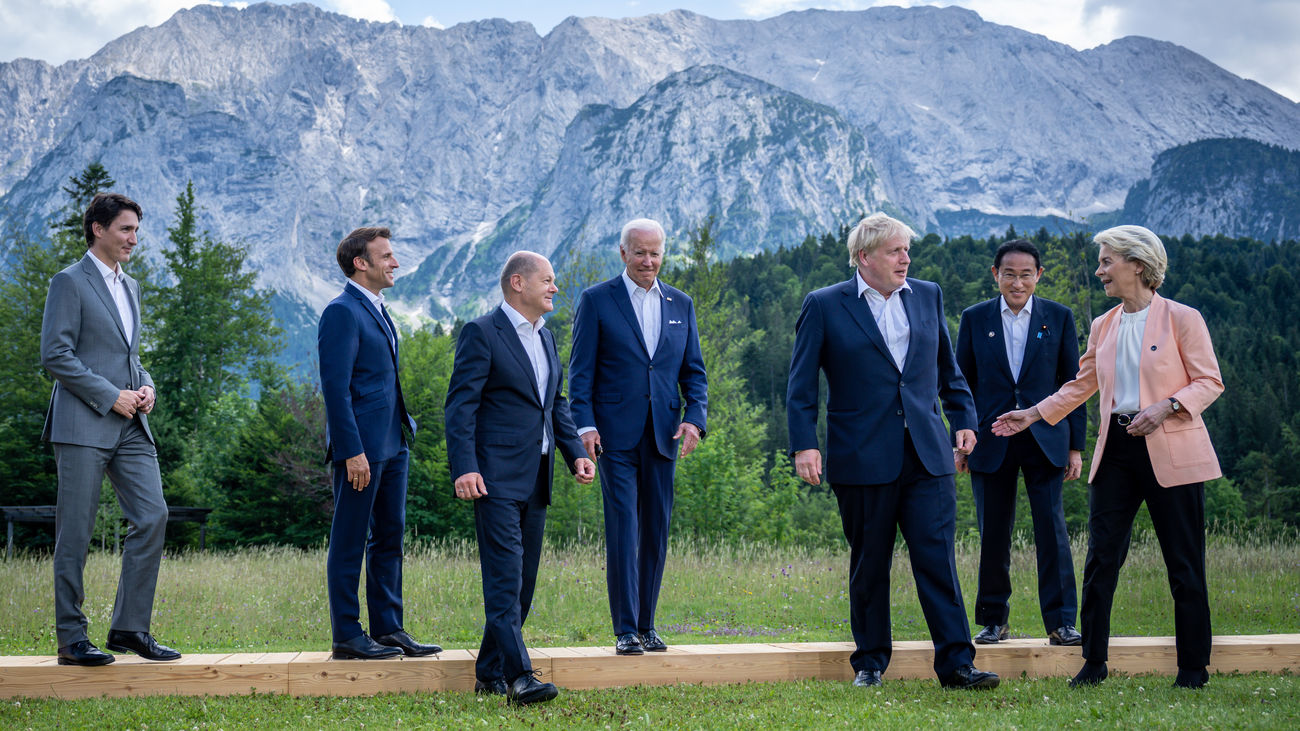Justin Trudeau, primer ministro de Canadá, Emmanuel Macron, presidente de Francia, canciller alemán Olaf Scholz, presidente de EE.UU. Joe Biden, primer ministro del Reino Unido Boris Johnson, Fumio Kishida, primer ministro de Japón, y Ursula von der Leyen, presidenta de la Comisión Europea, toman posición para una foto grupal durante la Cumbre del G7 en Schloss Elmau