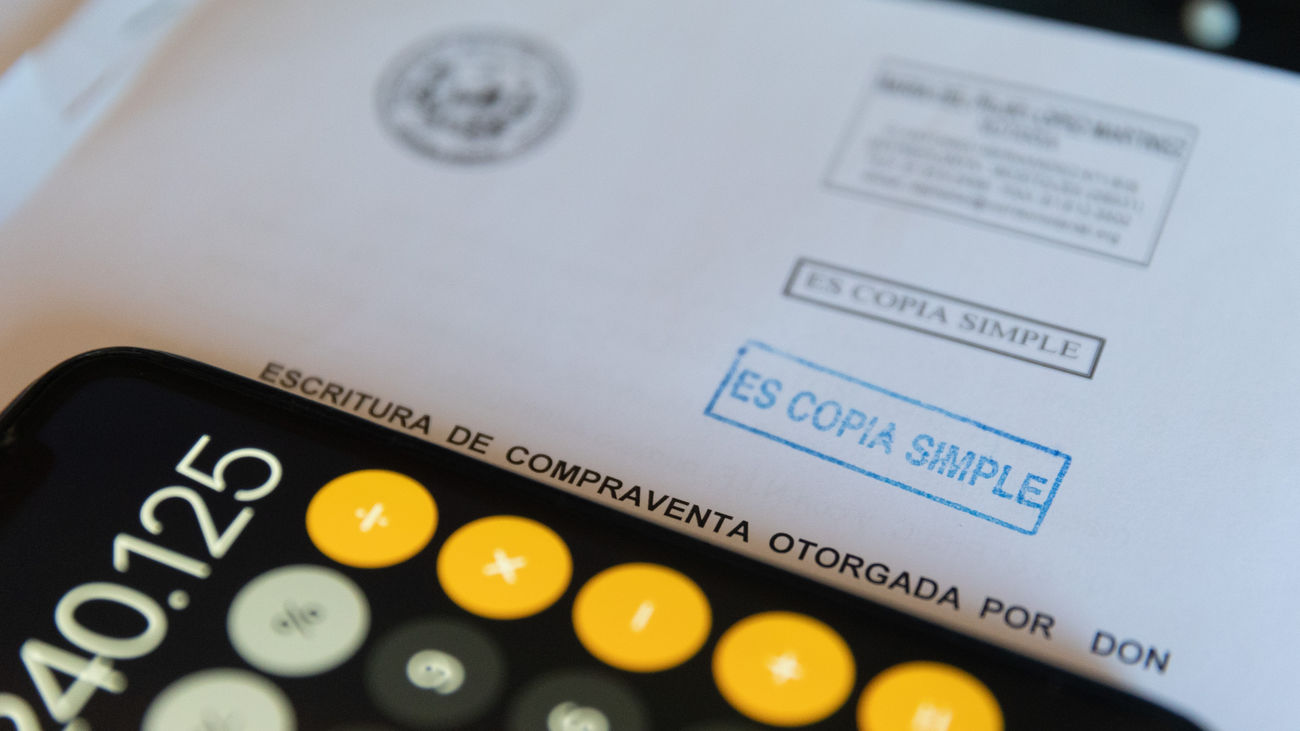 Documentos de unas escrituras de Compraventa de una vivienda