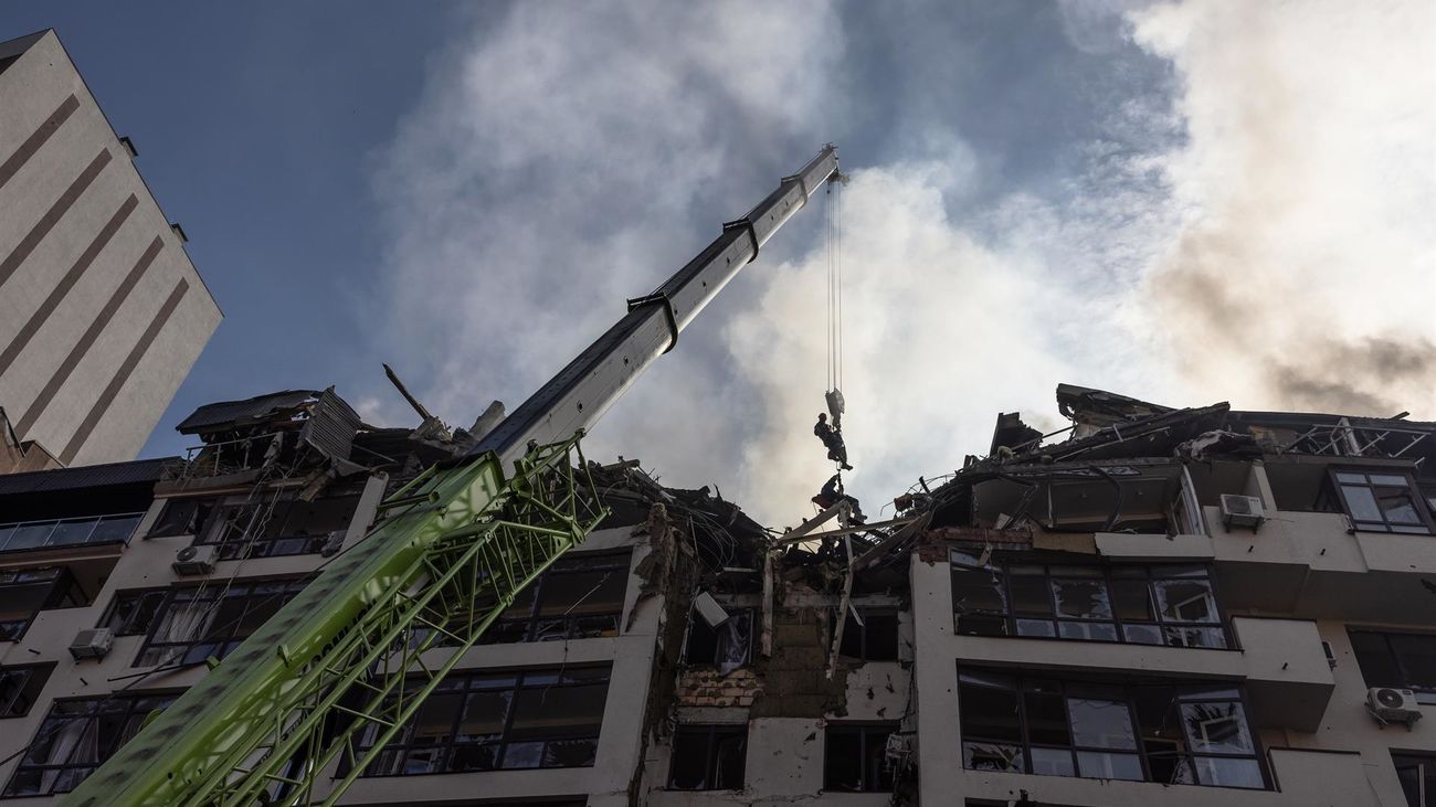 Un misil ruso alcanza un edificio de apartamentos en Kiev