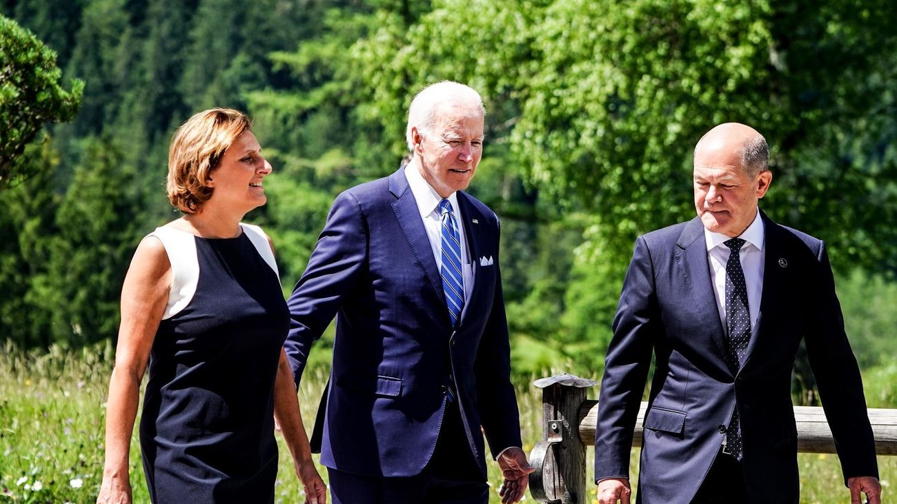 El presidente de Estados Unidos, Joe Biden, junto al canciller alemán,  Olaf Scholz, llegando a la reunión del G7