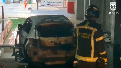 Arden dos vehículos eléctricos en un garaje de Guzmán el Bueno