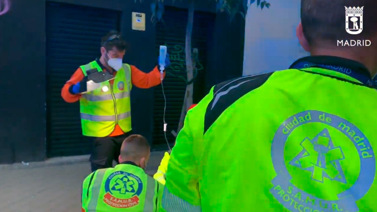 Personal médico atiende a uno de los heridos en la reyerta de Aluche