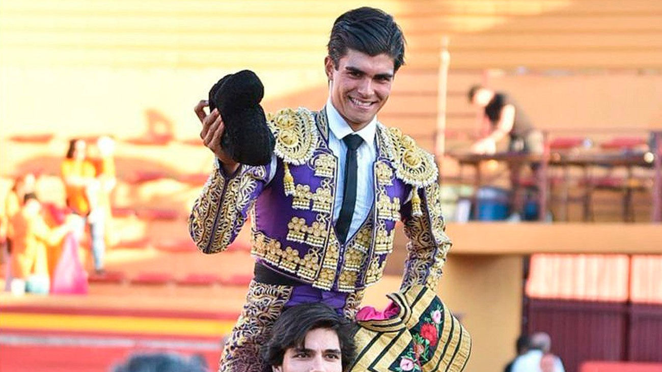 Francisco de Manuel corta dos orejas y sale a hombros en Rozas de Puerto Real