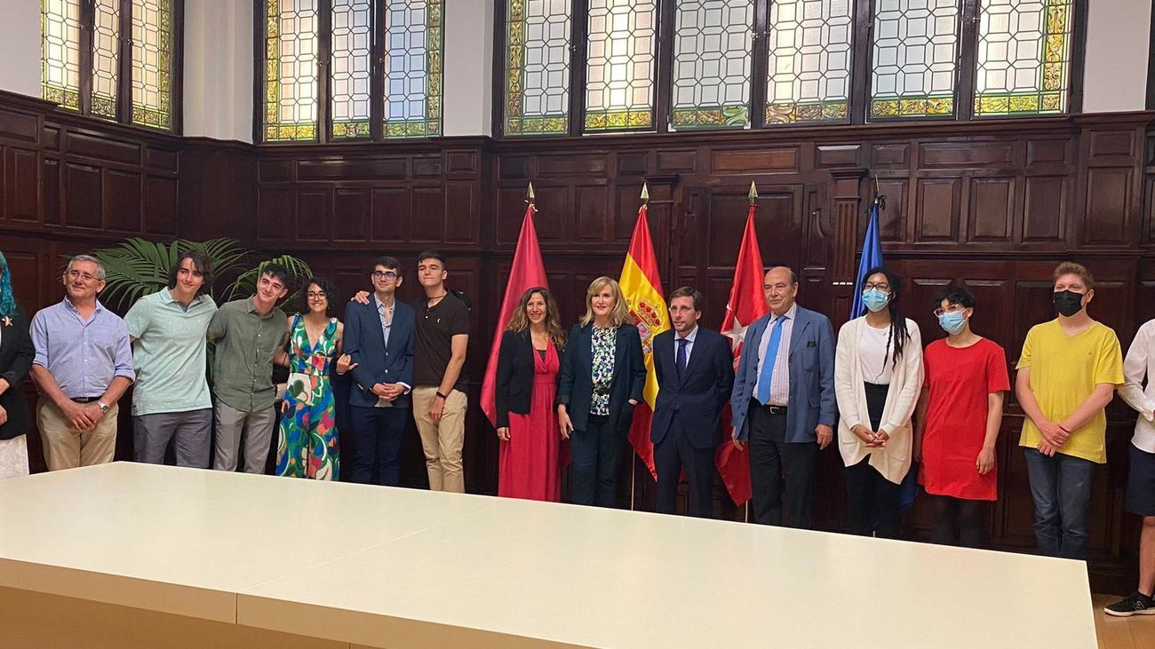 El Alcalde recibió a Nieves Herrero y a los finalistas de “La Olimpiada del Saber”