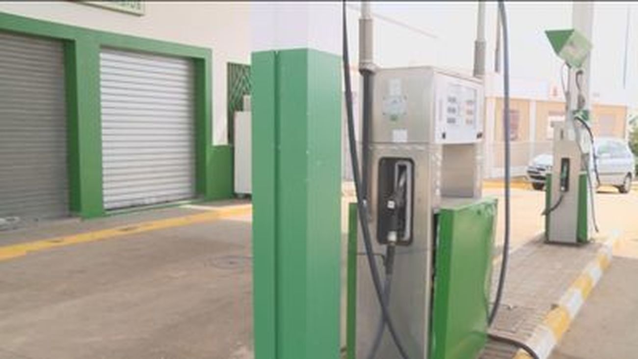 Gasolinera con el cierre bajado