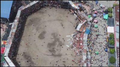 Las impactantes imágenes de la caída de un tendido en una plaza de toros en Colombia