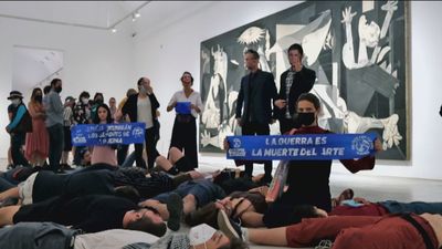 Activistas protestan frente al Guernica contra la cumbre de la OTAN en Madrid