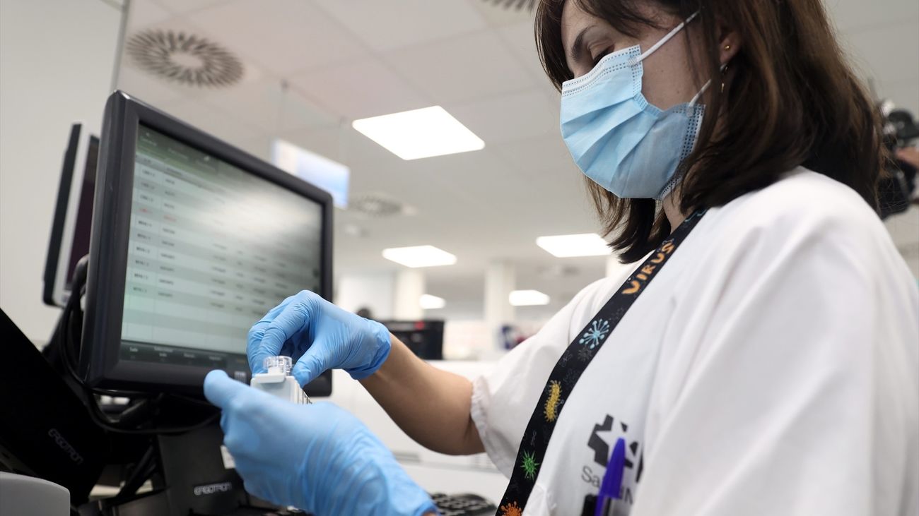 Técnico de laboratorio haciendo prueba PCR de la viruela del mono