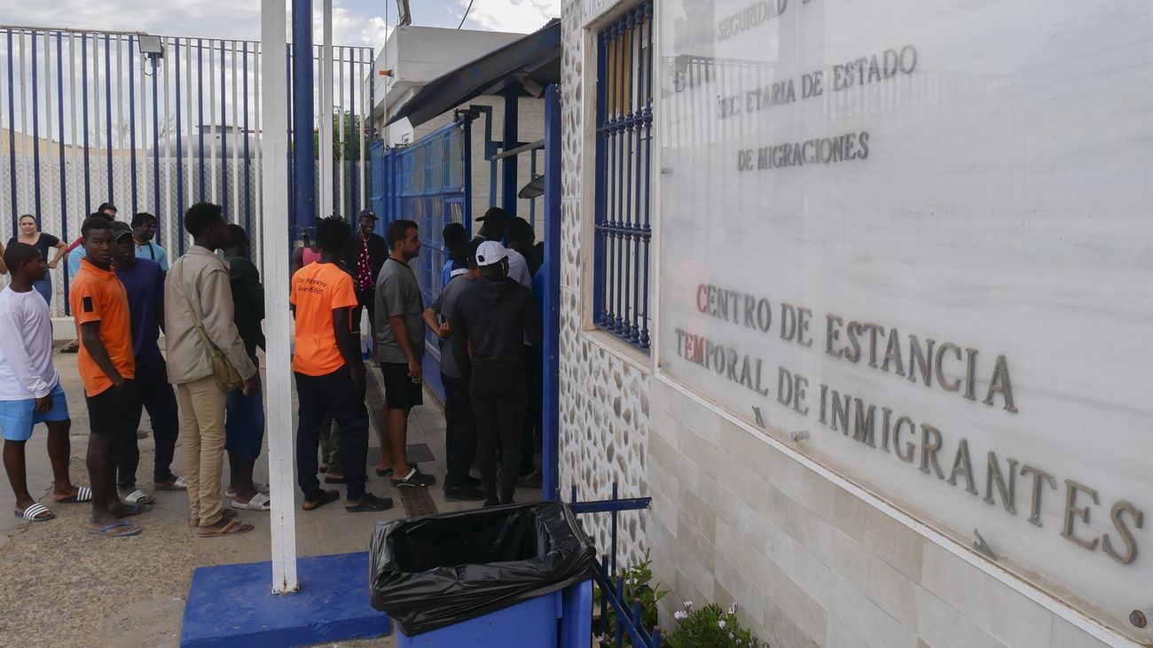 Varias decenas de inmigrantes hacen cola en el Centro de Estancia Temporal de inmigrantes (CETI) de Melilla