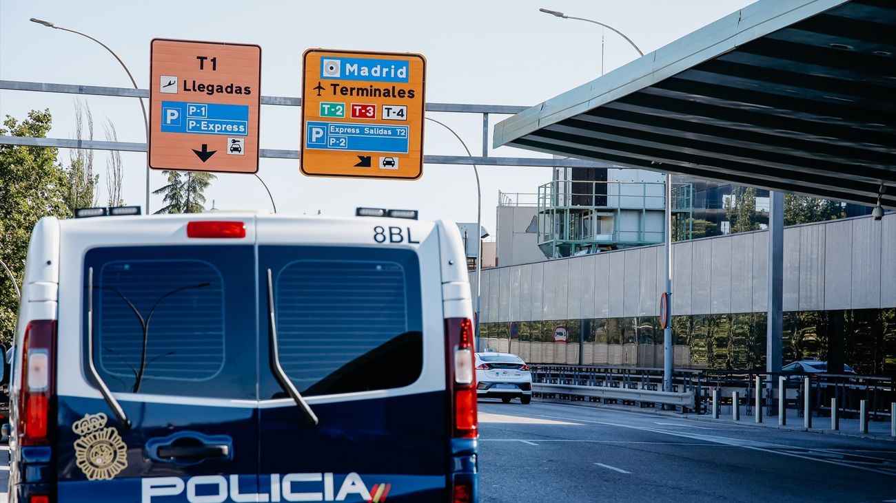 Vehículo de la Policía Nacional en el aeropuerto Adolfo Suárez Madrid Barajas