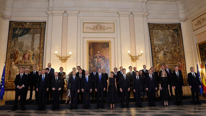 Foto de Familia de los asistentes a la cena del Palacio Real / EFE