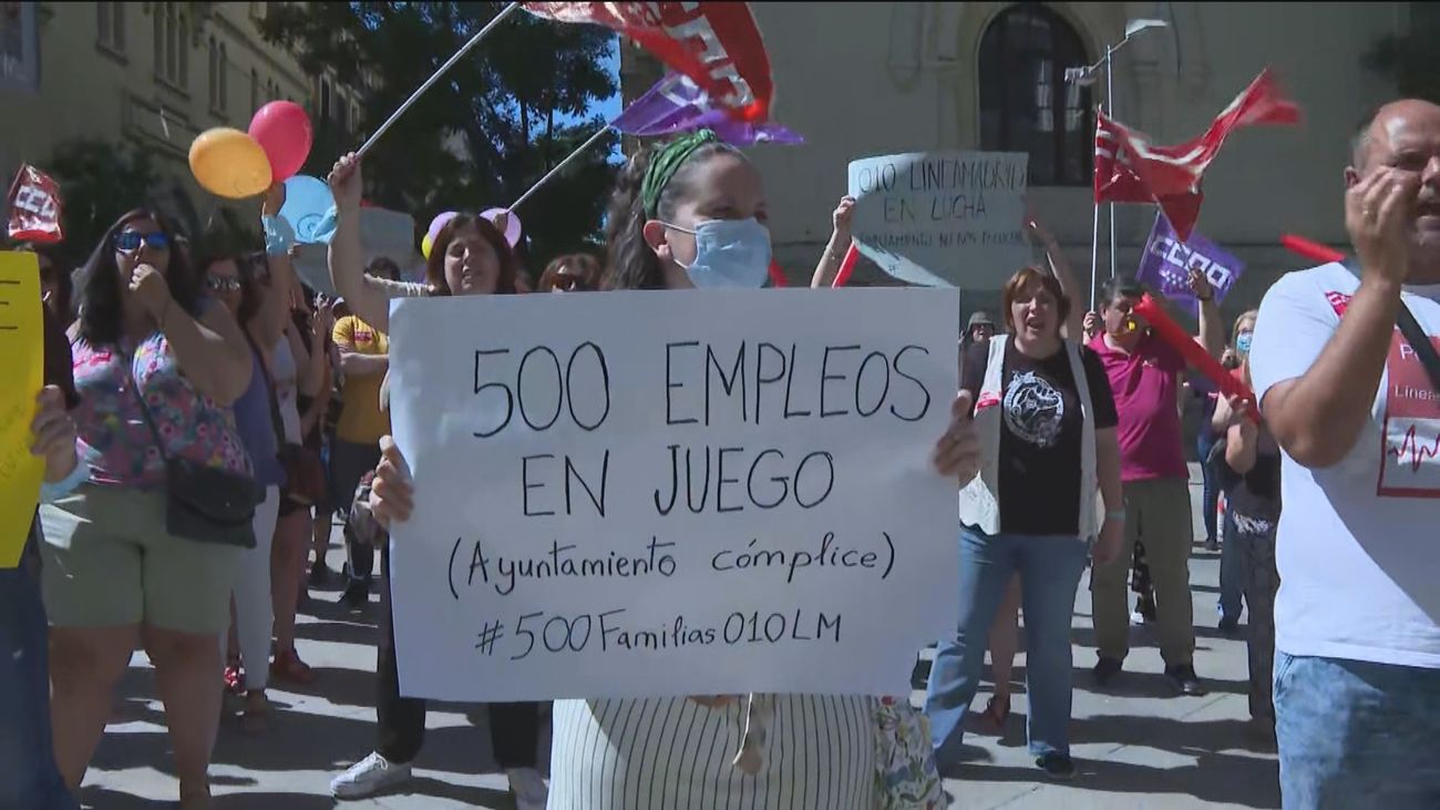 Discusión por la bandera LGTBI en el Pleno, fuera la protesta de los trabajadores del 010