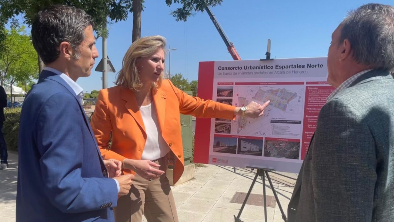 El alcalde de Alcalá (izda.) y la consejera en la liquidación del Consorcio Espartales Norte