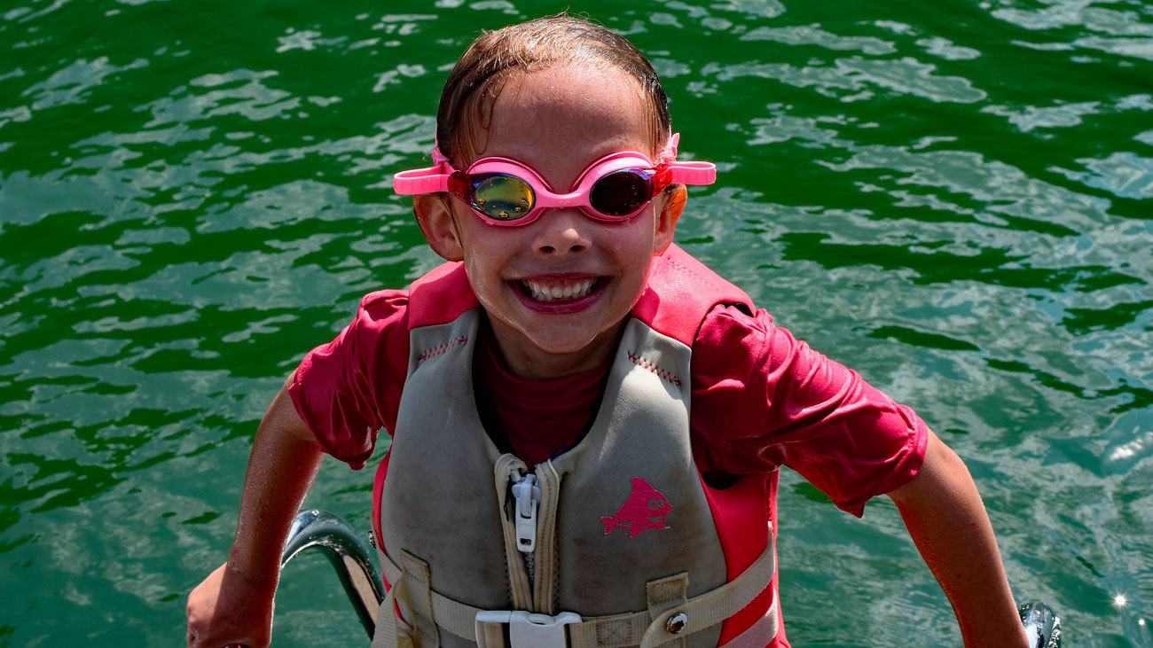 Los chalecos, el sistema de protección más eficaz para niños en el agua, según la OCU