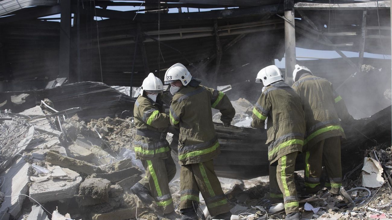 Equipos de bomberos buscan víctimas en el centro comercial de la ciudad ucraniana de Kremenchuk