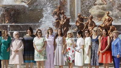 La reina Letizia guía a los acompañantes de los líderes de la OTAN en su visita a La Granja
