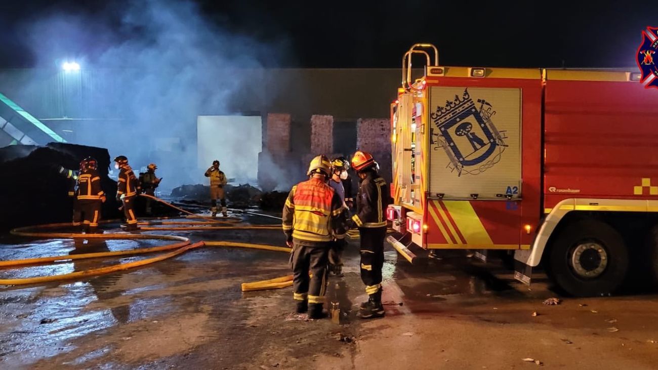 Equipos de bomberos trabajan en la extinción de un nuevo incendio en una planta de reciclaje de Alcorcón Alcorcón
