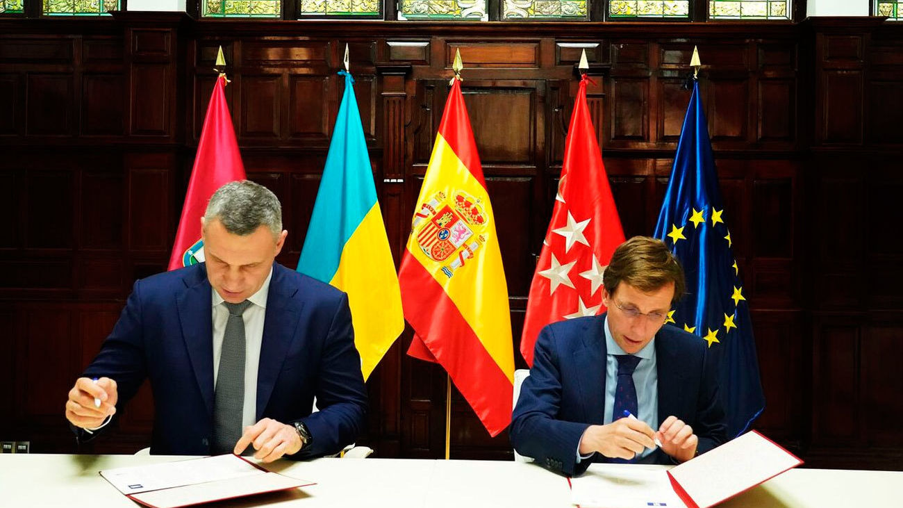 El alcalde de Kiev, Vitali Klitschko y el de Madrid, José Luis Martínez Almeida firman el hermanamiento de las dos ciudades