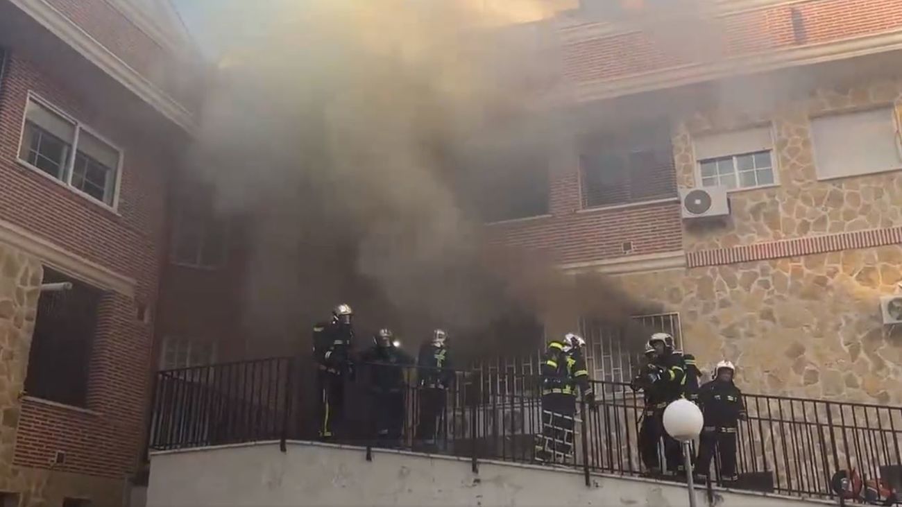 Peligroso incendio en una vivienda en Arroyomolinos afecta a 12 personas