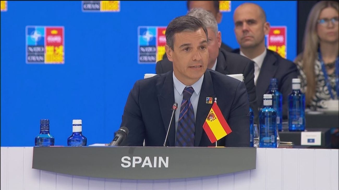 La OTAN se disculpa por el error en la colocación boca abajo de la bandera de España frente a Sánchez