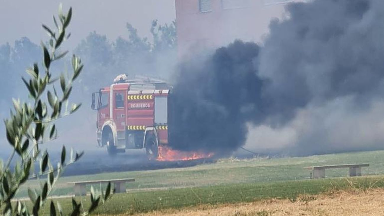 Arde un camión de bomberos al intentar apagar un incendio en Alcorcón