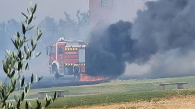 Arde un camión de bomberos al intentar apagar un incendio en Alcorcón
