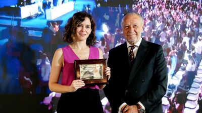 Ayuso recibe el Premio Especial a la Administración Sanitaria concedido por 'Redacción Médica'